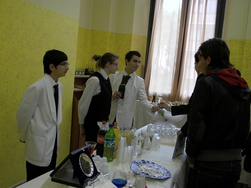 Istituto Professionale Dei Servizi A. Olivetti Brianza per il Cuore - ODV - ETS - Consegna defibrillatore Istituto